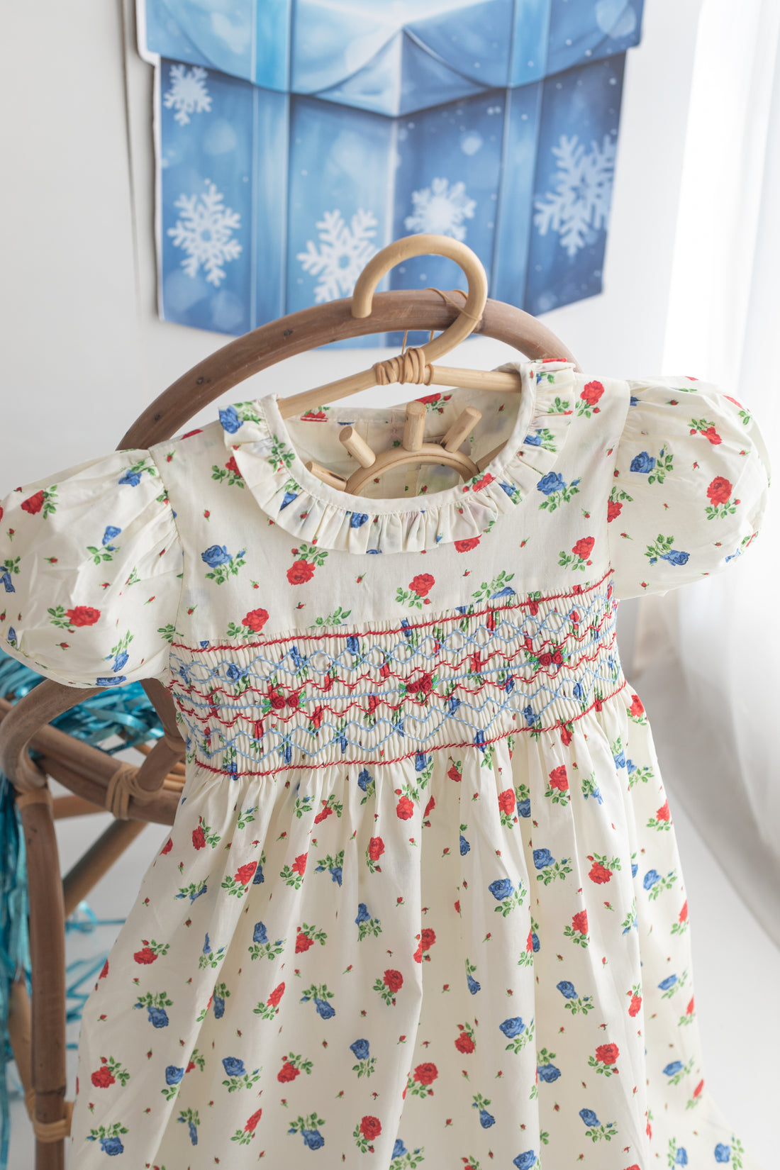 Mavi Gul Motifli Beyaz Gipeli Elbise