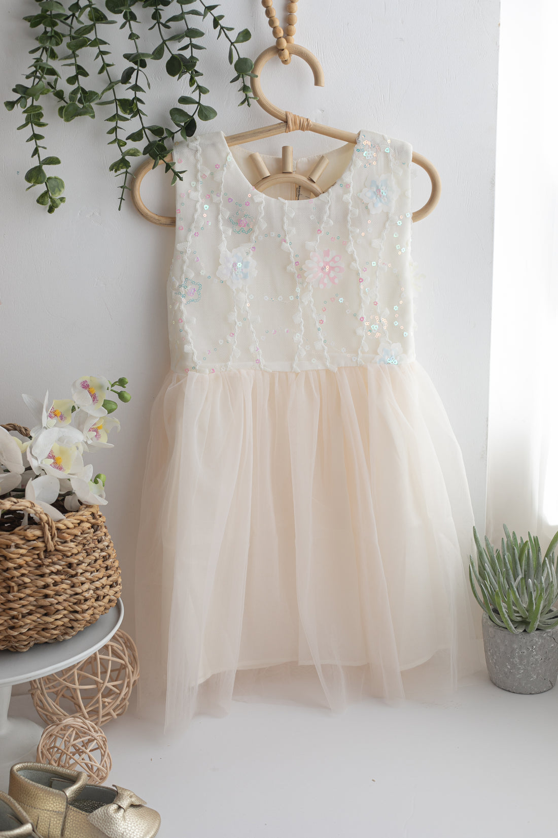 Payetli Papatya Motifli Krem Rengi Tül Etekli Özel Gün Elbisesi