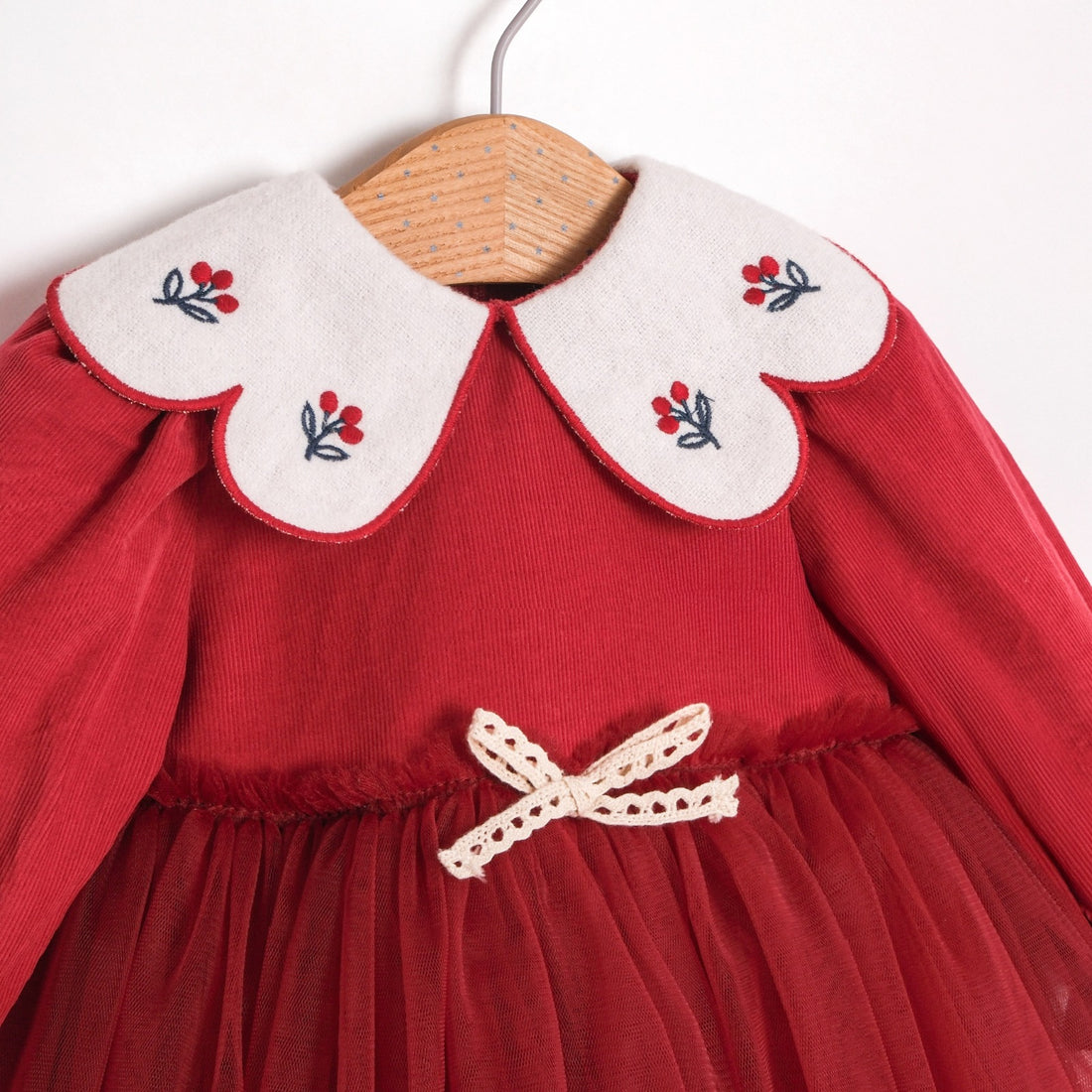 Nakışlı Bebe Yaka Kadife Üstlü Kırmızı Tütülü Elbise