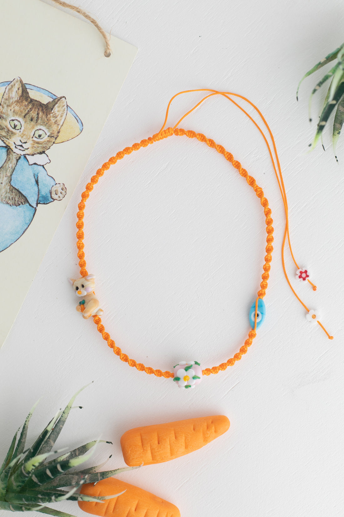 Tavşan ve Çiçek Murano Cam Boncuklu Turuncu Makrome Kolye