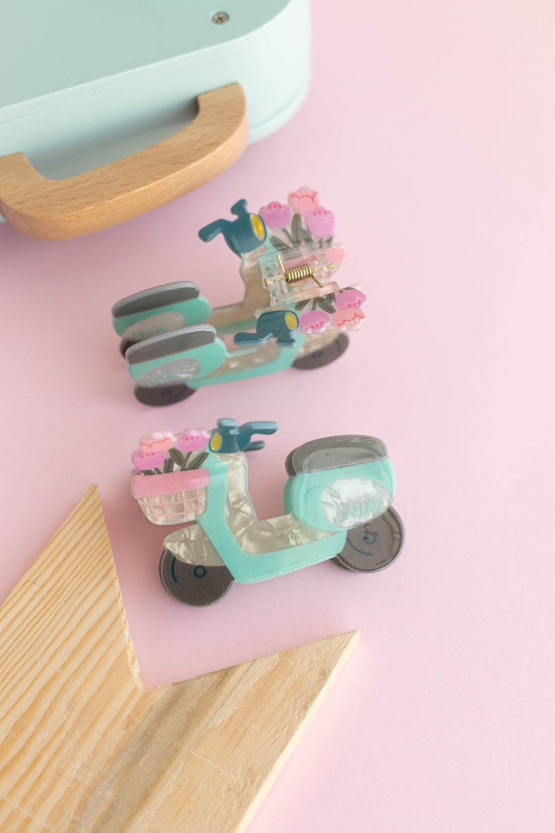 Retro Çiçekli Araba Figürlü El Boyamasi İthal Kemik Mandal Toka