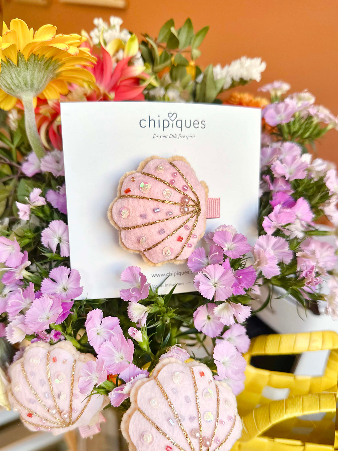 Pembe Boncuk Islemeli Dolgulu Deniz Kabuğu Keçe Toka