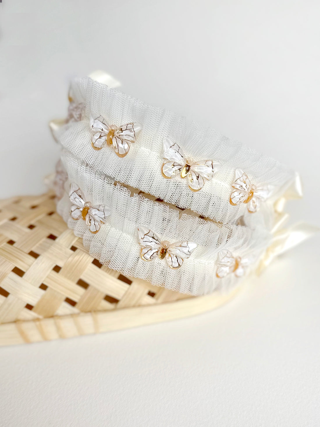 Sedefli Kelebek Detaylı Fırfırlı Tül Taç