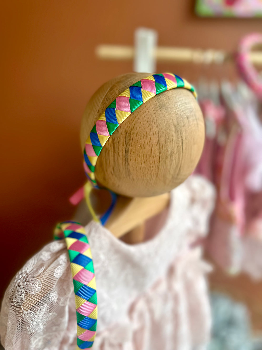 Parti-colored Bianca Zigzag Orgulu Kurdele Taç