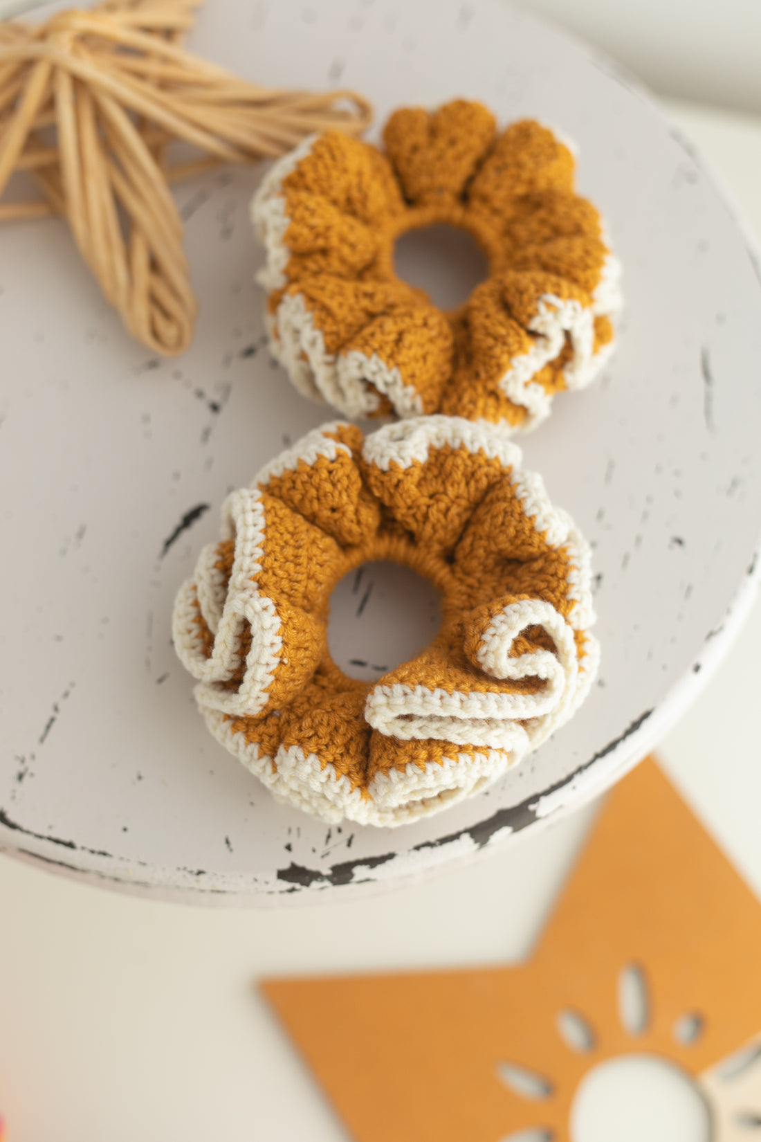 Krem Şeritli Crochet Hardal Maxi Scrunchie Toka