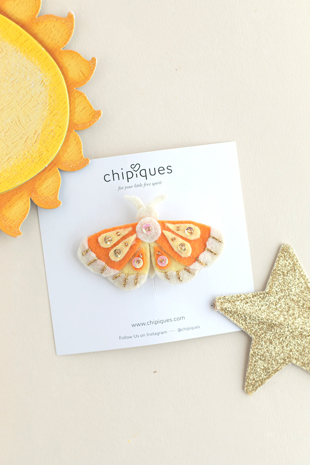 Payet ve Nakış İşlemeli Kelebek Figürlü Turuncu Keçe Toka