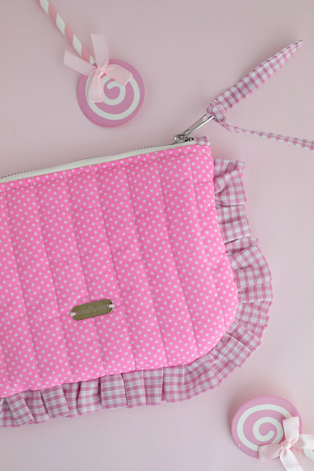 Neon Pembe Puantiyeli Fırfırlı Fermuarlı Kapitone Çanta