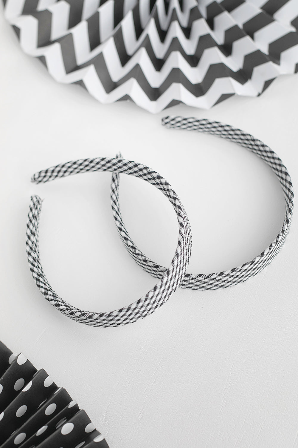 Mini Ekose Desenli Siyah Beyaz Tac