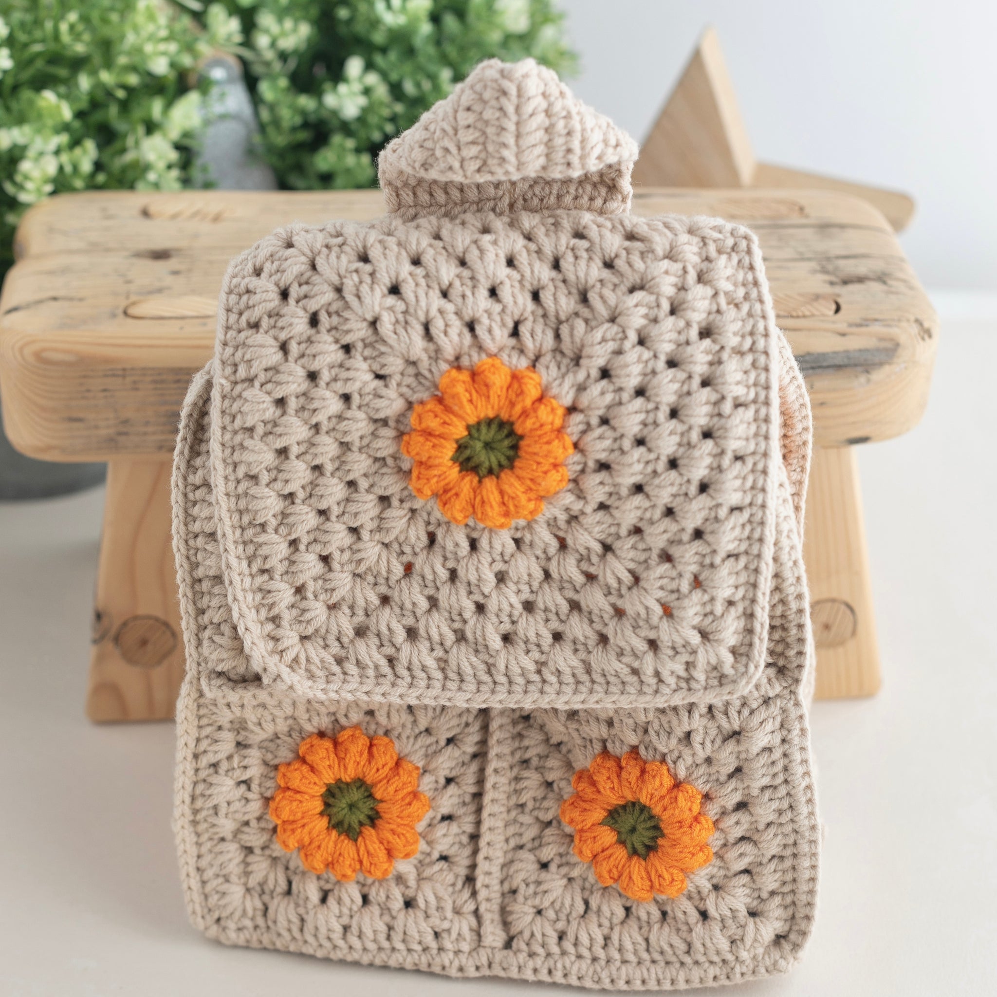 El Örgüsü Turuncu Çiçek Nakışlı Kapaklı Crochet Omuz Çantası