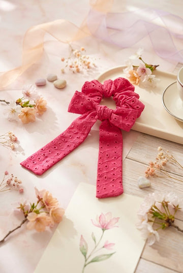 Fisto İşlemeli Fiyonklu Kuyruklu Fuşya Scrunchie Toka