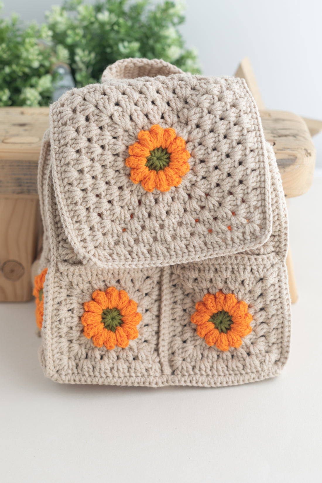 El Örgüsü Turuncu Çiçek Nakışlı Kapaklı Crochet Omuz Çantası
