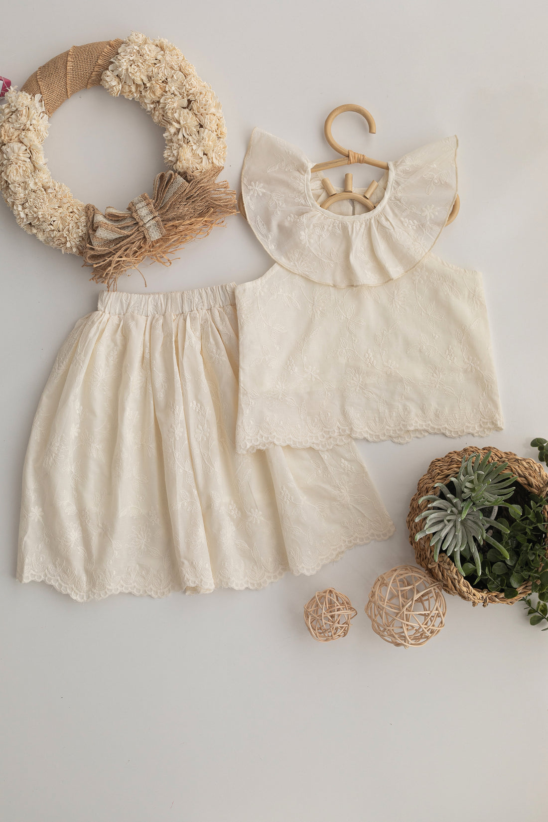 Daisy Motif Scallop Collar Linen Dress
