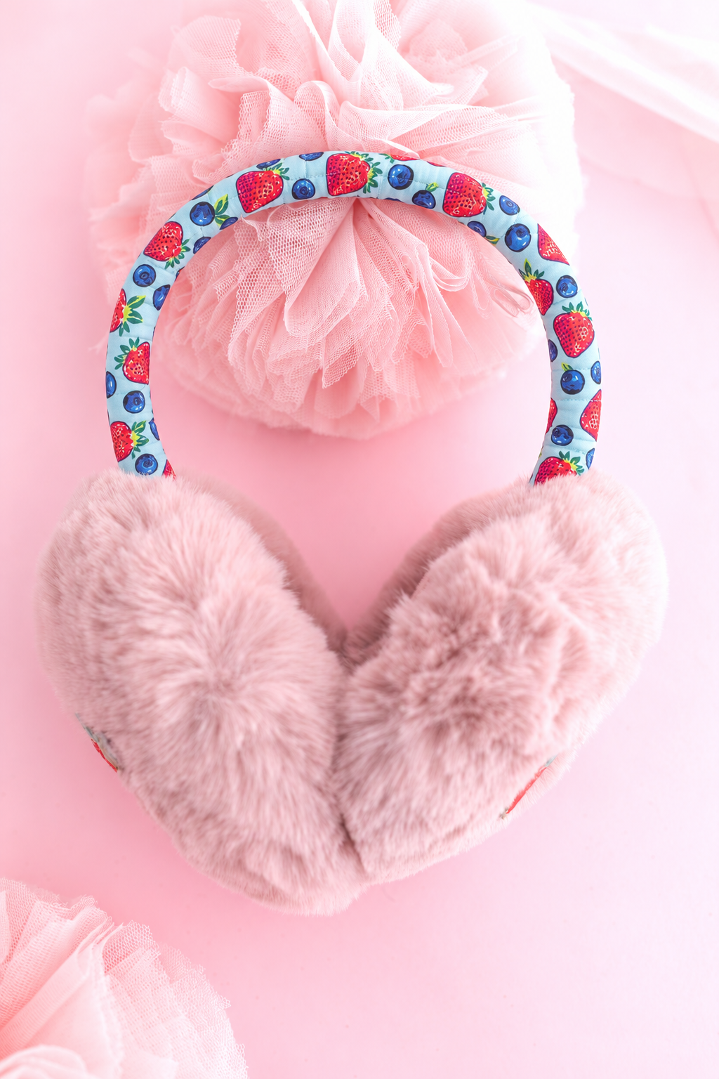 Çilek ve Yaban Mersini Desenli Yumuşacık Peluş Pompom Pudra Kulaklık