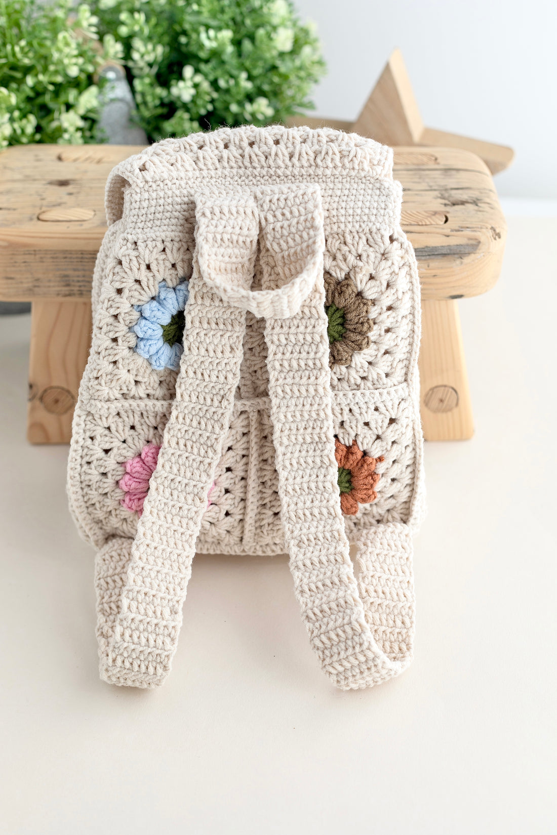 El Örgüs Çiçek Nakışlı Kapaklı Crochet Omuz Çantası