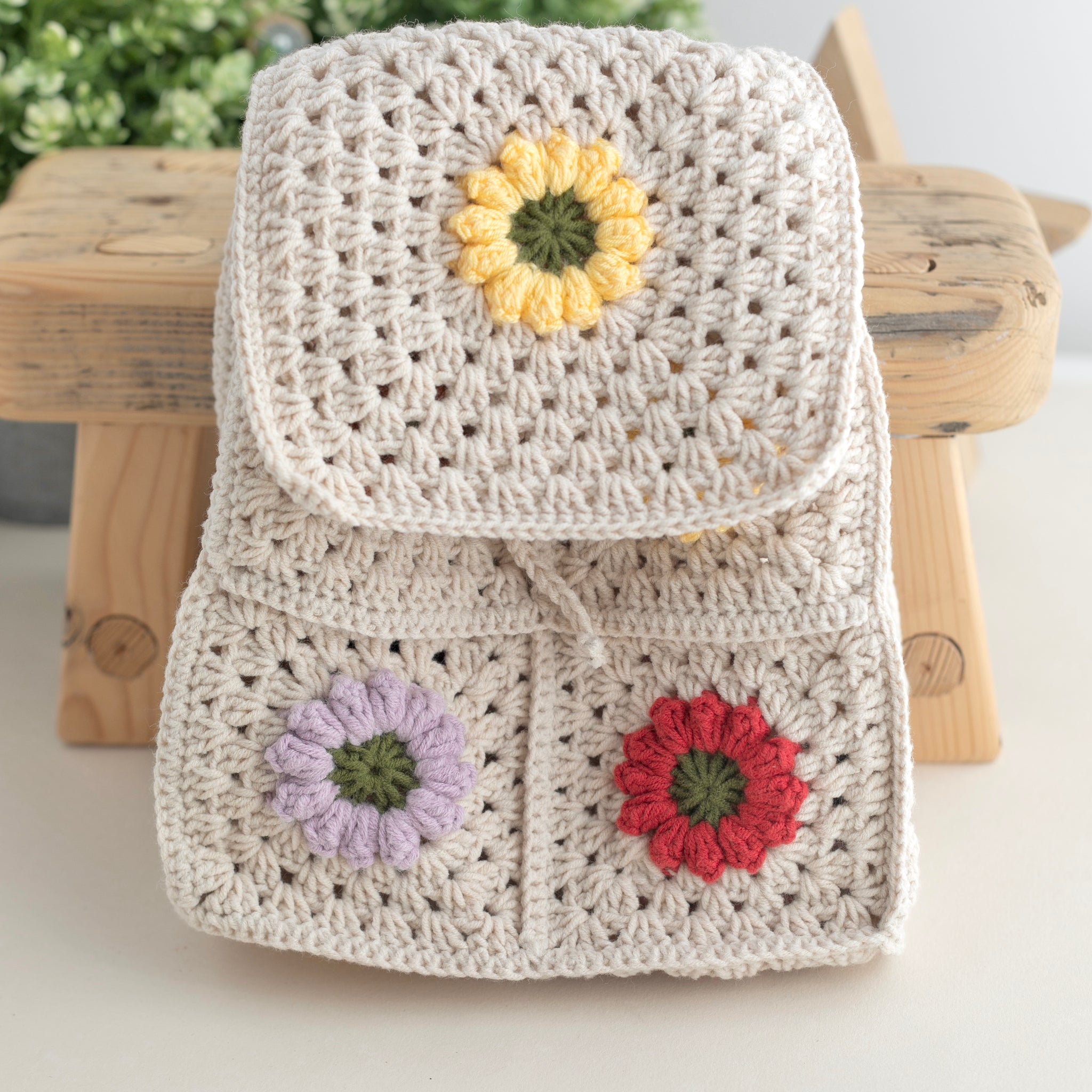 El Örgüs Çiçek Nakışlı Kapaklı Crochet Omuz Çantası