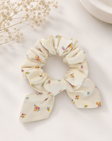 Floral Desenli Ekru Scrunchie – Yumuşak Saç Tokası,