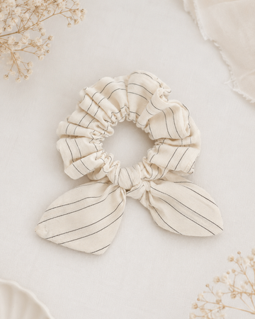 Çizgili Ekru Fiyonklu Scrunchie – Yumuşak Kumaş Saç Tokası
