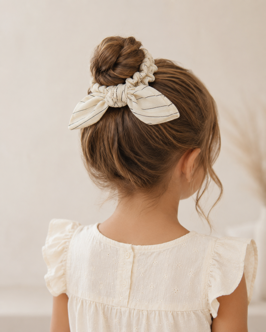 Çizgili Ekru Fiyonklu Scrunchie – Yumuşak Kumaş Saç Tokası