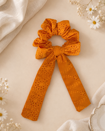 Fisto İşlemeli Fiyonklu Kuyruklu Turuncu Scrunchie Toka
