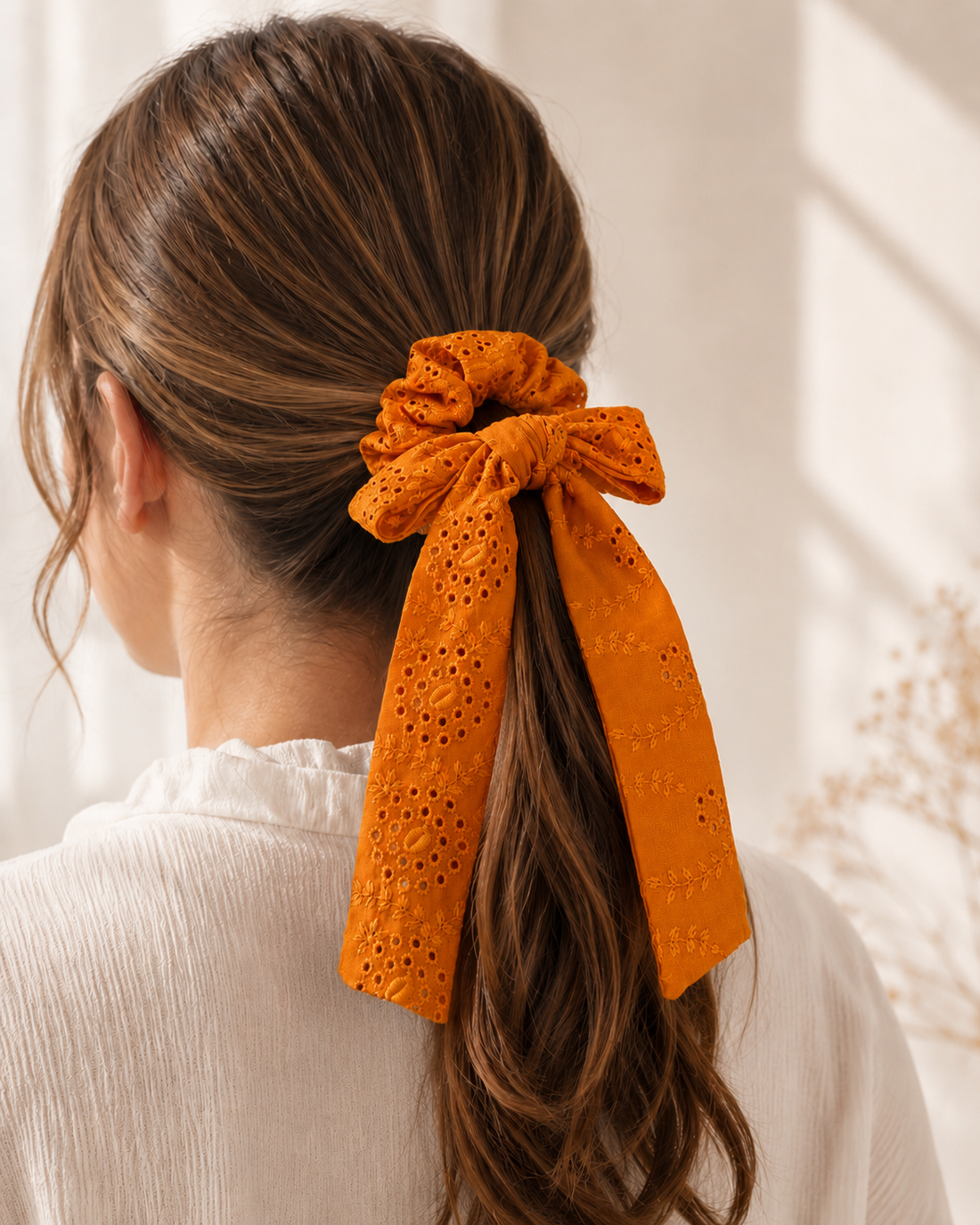 Fisto İşlemeli Fiyonklu Kuyruklu Turuncu Scrunchie Toka