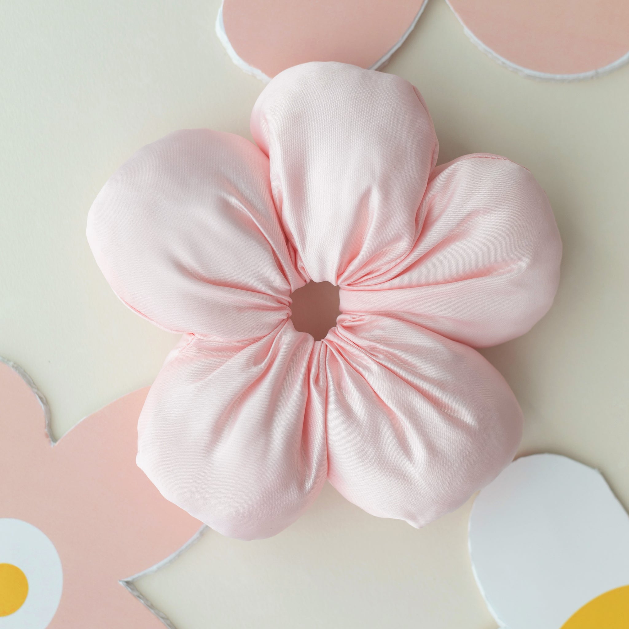 Soft Pink Maxi Daisy Scrunchie Buckle
