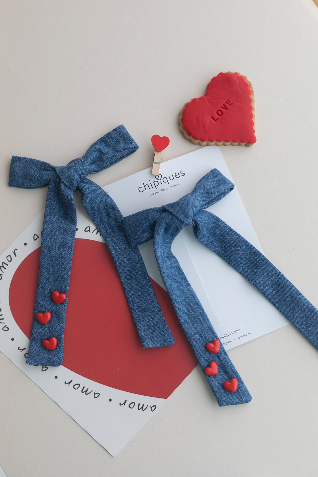 Kirmizi Kalp Boncuklu Indigo Denim Fiyonk Otomatik Klips