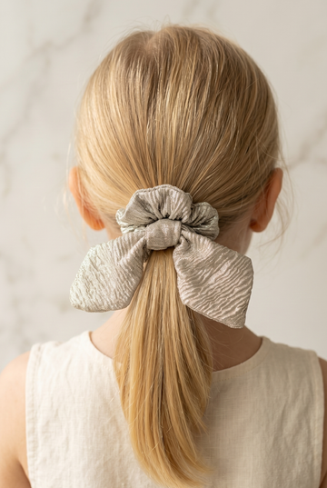 Hologramlı Parlak Fiyonklu Scrunchie – Yumuşak Kumaş Saç Tokası