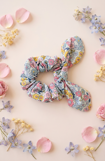 Floral Desenli Sarı Mavi Scrunchie – Yumuşak Saç Tokası