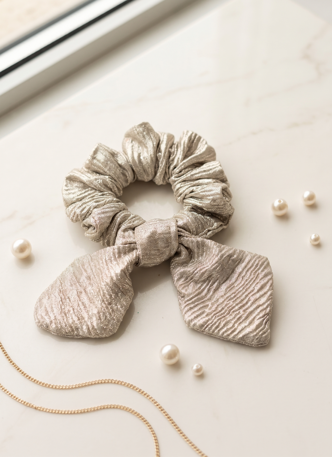 Hologramlı Parlak Fiyonklu Scrunchie – Yumuşak Kumaş Saç Tokası