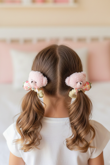 Pembe Ayıcık Figürlü Dolgulu Çilek Detaylı Lastikli Toka – Peluş Scrunchie Saç Lastiği - 1 adet