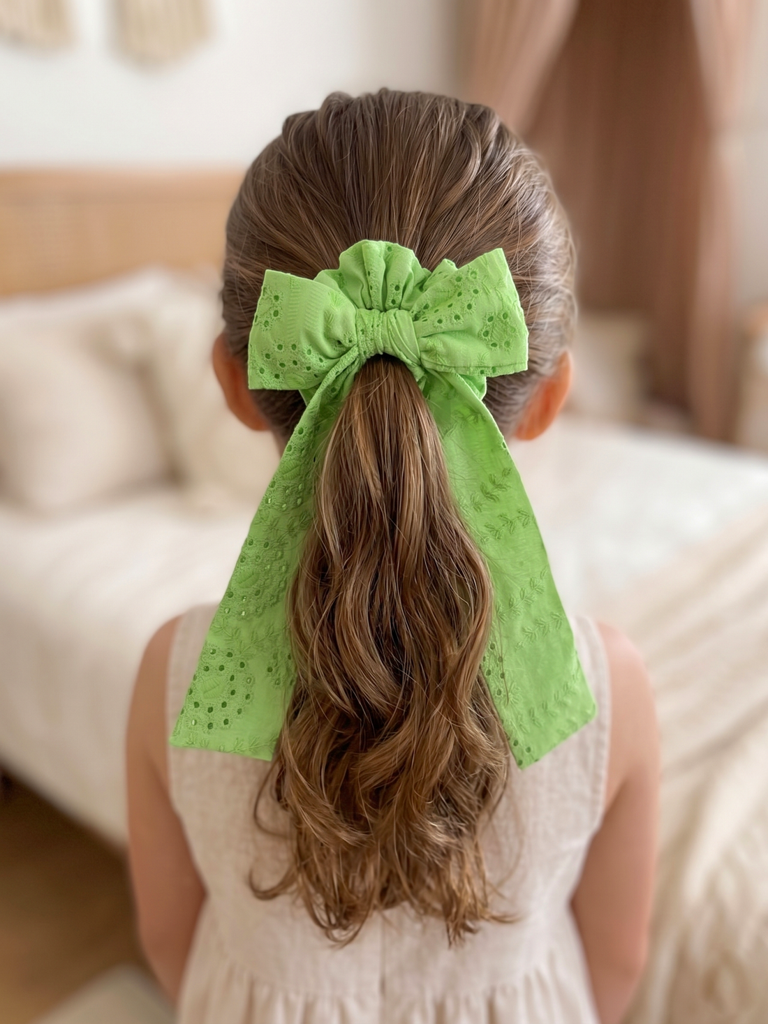 Fisto İşlemeli Fiyonklu Kuyruklu Yeşil Scrunchie Toka