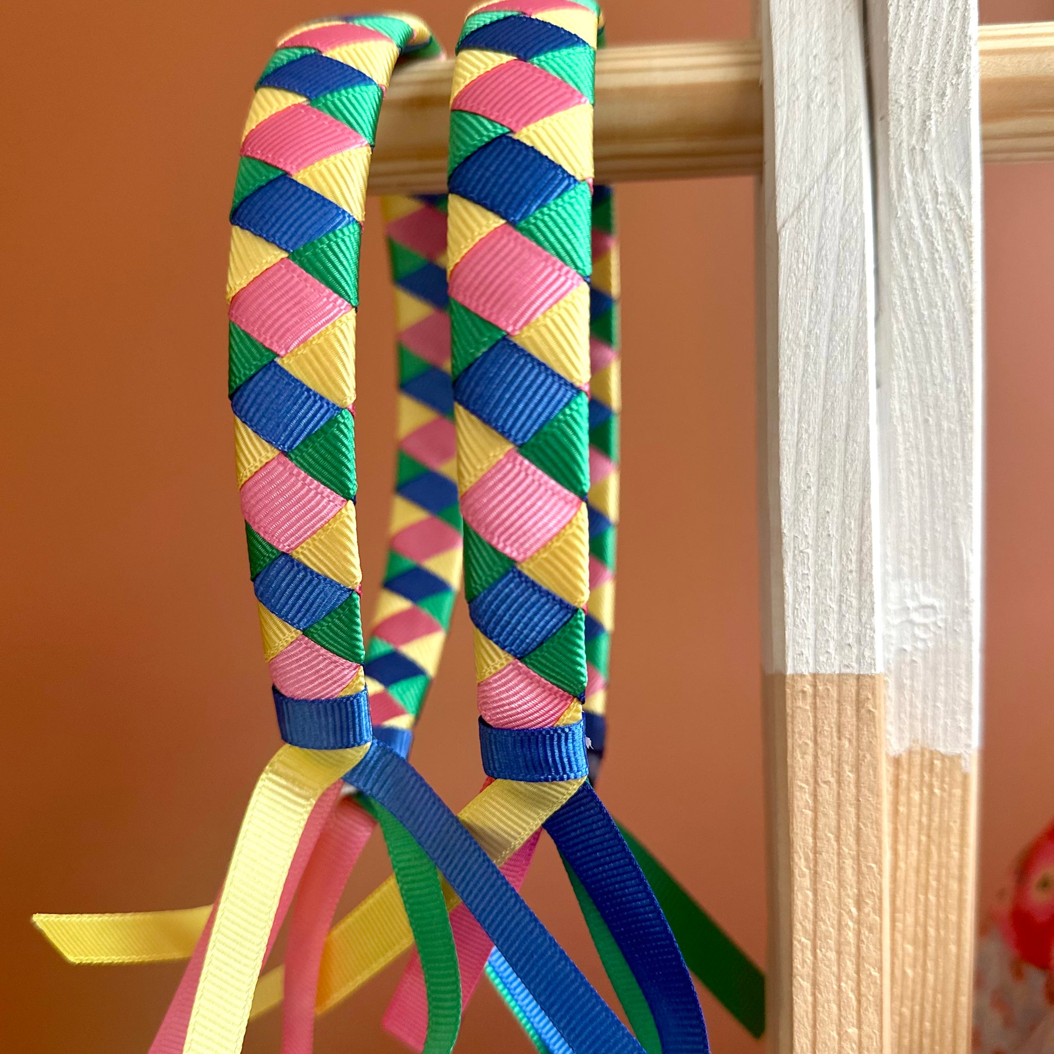 Parti-colored Bianca Zigzag Orgulu Kurdele Taç