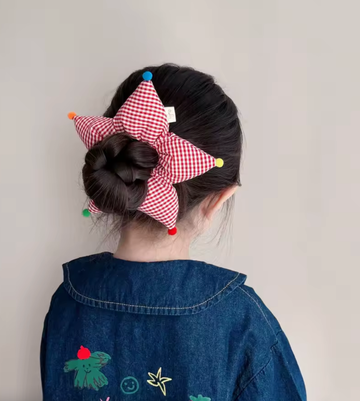Kırmızı Potikare Desenli Yıldız Scrunchie Toka – Elyaf Dolgulu 3D Yıldız Lastik Saç Tokası