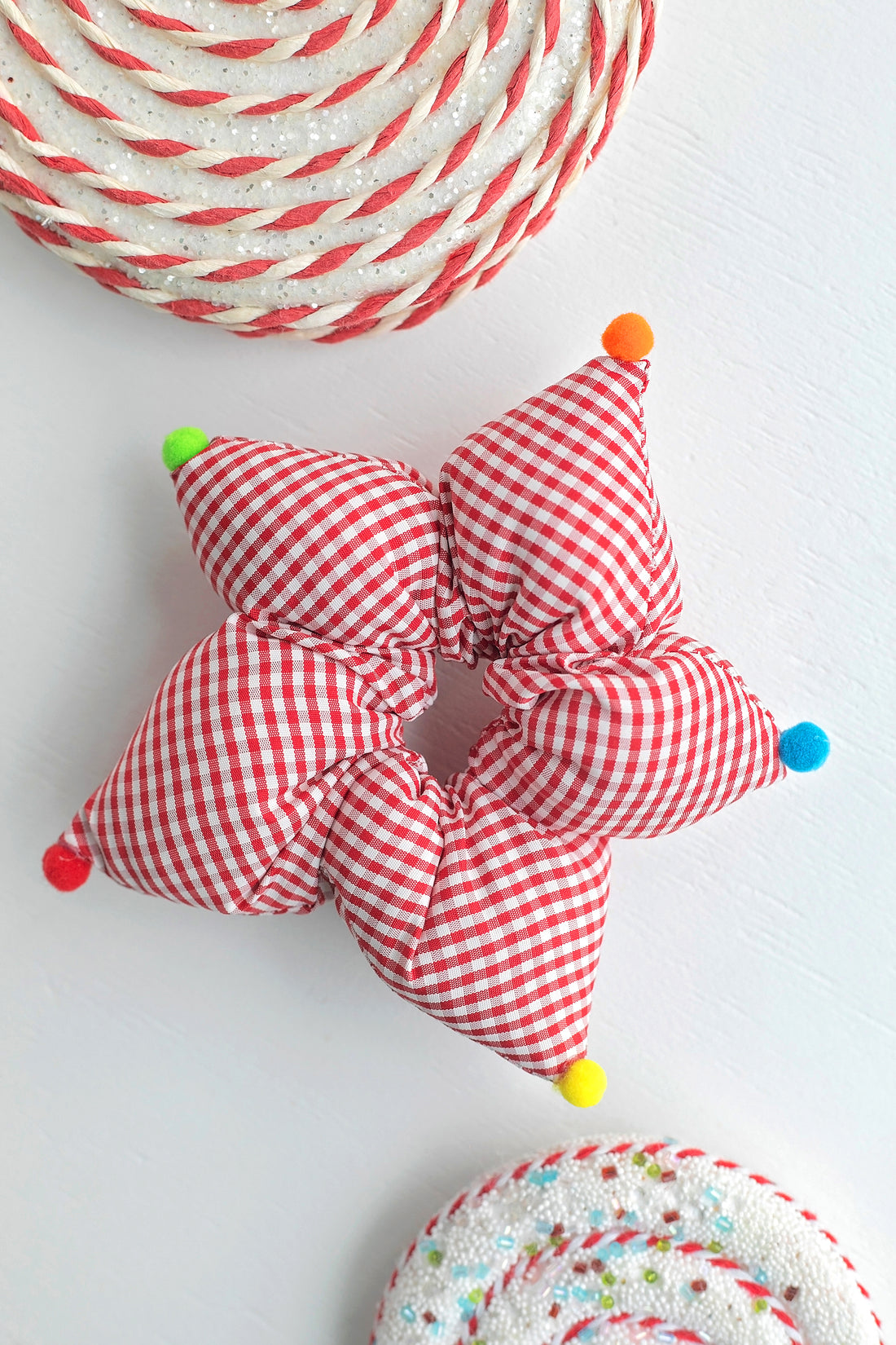 Kırmızı Potikare Desenli Yıldız Scrunchie Toka – Elyaf Dolgulu 3D Yıldız Lastik Saç Tokası