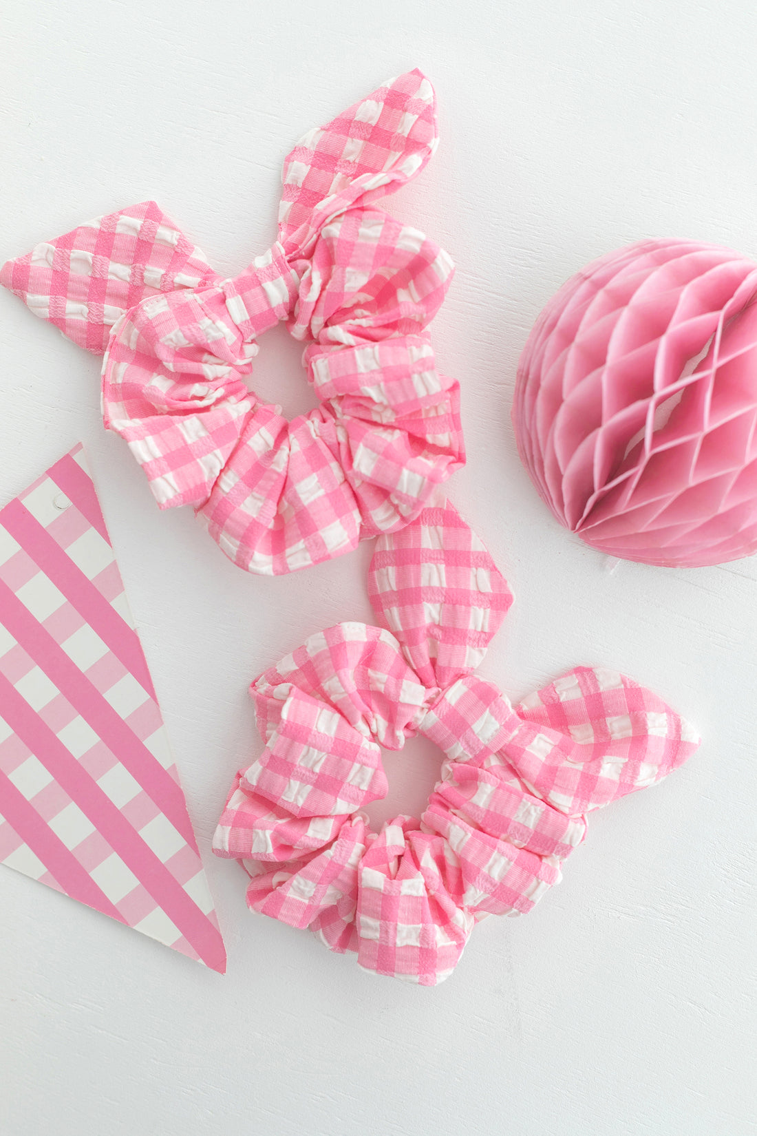 Ekose DesenliPembe Scrunchie – Yumuşak Saç Tokası