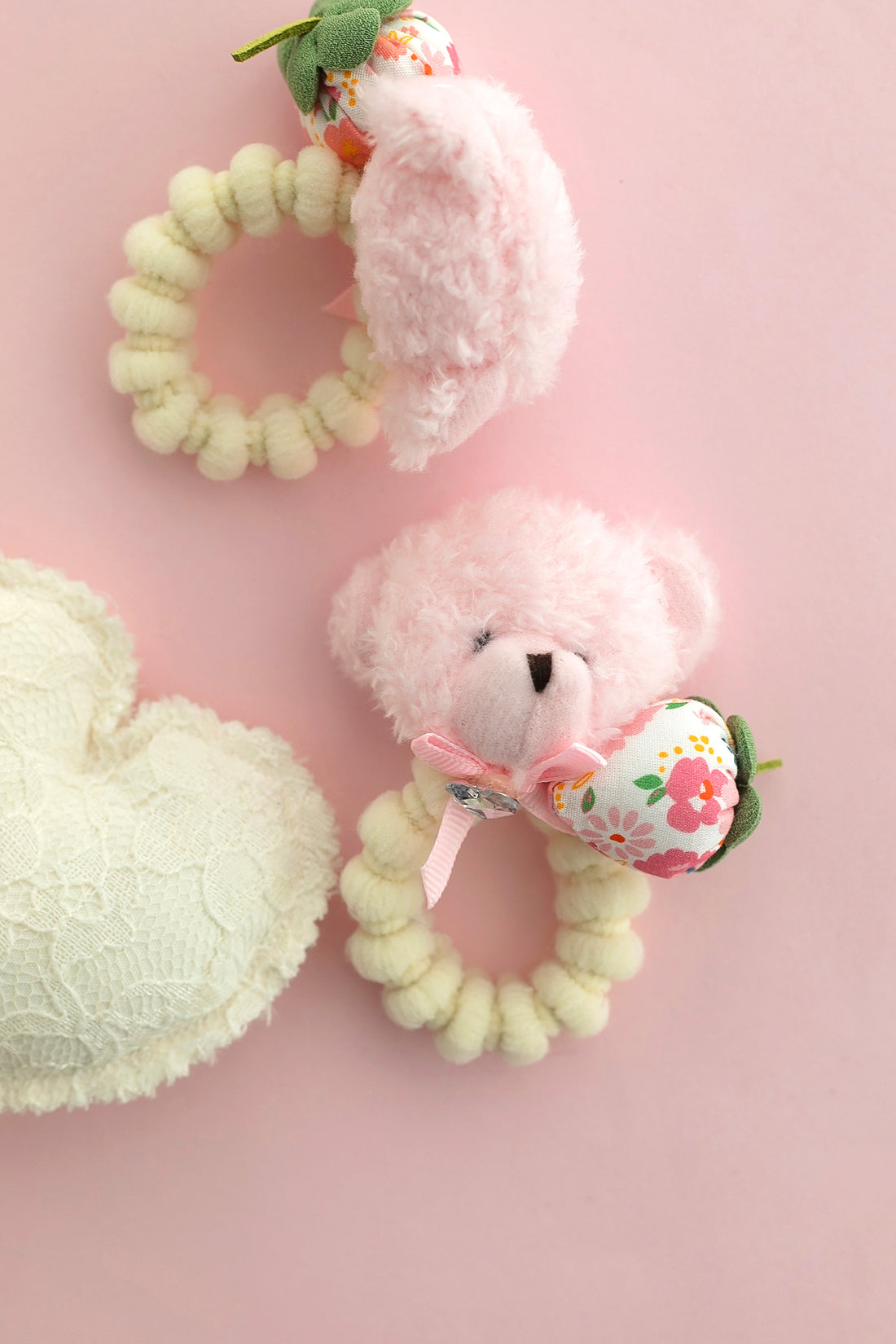 Pembe Ayıcık Figürlü Dolgulu Çilek Detaylı Lastikli Toka – Peluş Scrunchie Saç Lastiği - 1 adet