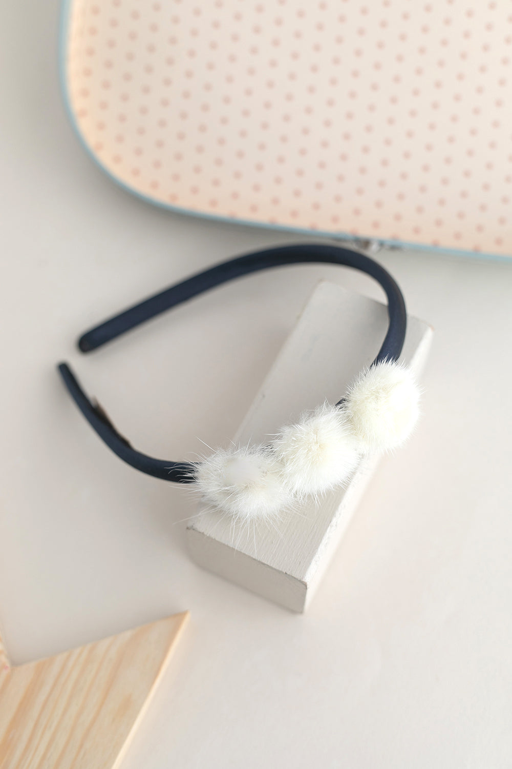 Ekru Pompom Detaylı Lacivert Saten Taç