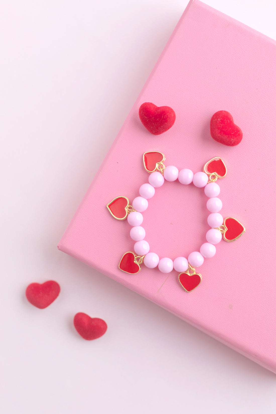 Kalpli Charm Detaylı Pembe Boncuk Bileklik – Lastikli Çocuk Bilekliği