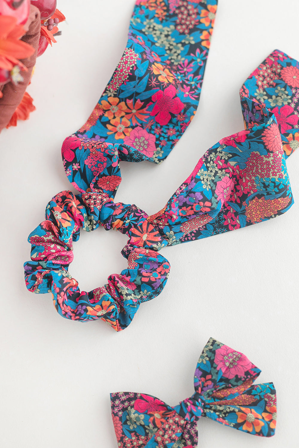 Ciara Spot Tana Lawn Uzun Kuyruklu Scrunchie Toka