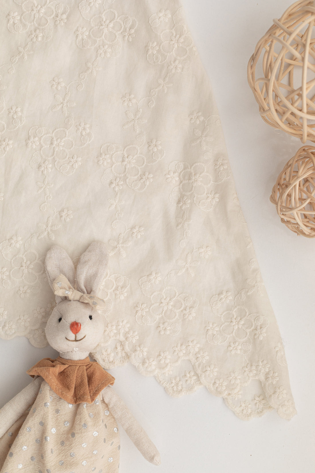 Daisy Motif Scallop Collar Linen Dress