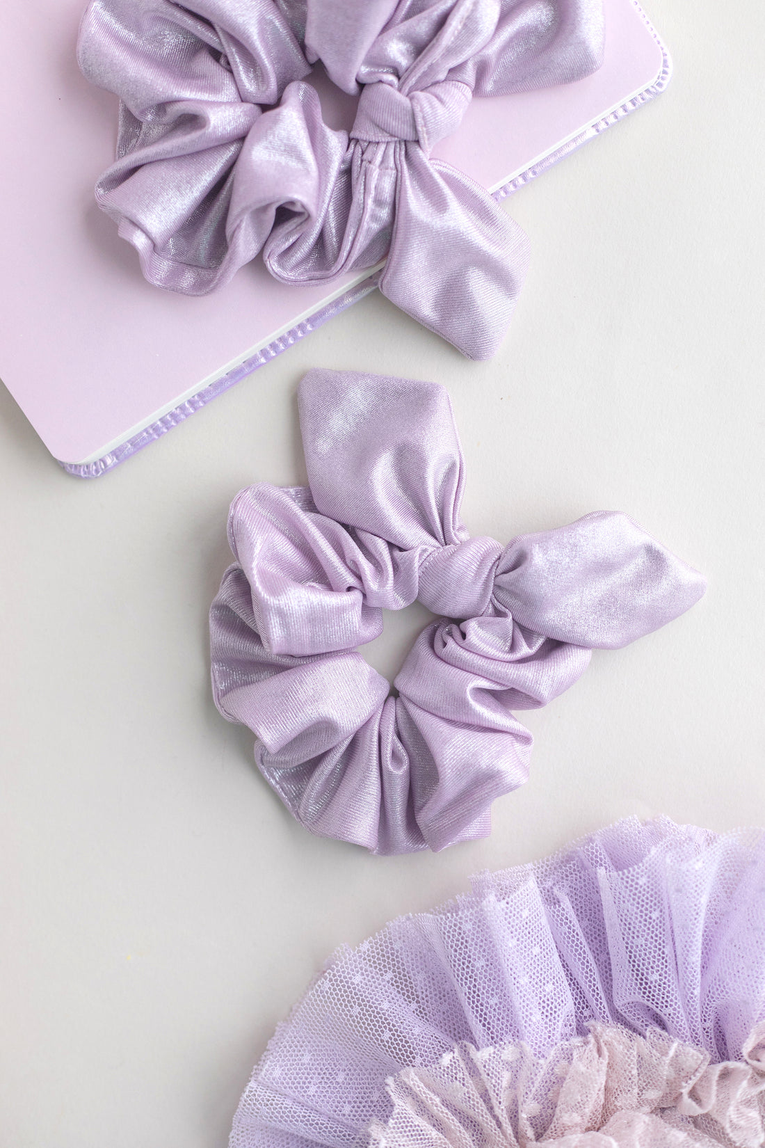 Parlak Hologramlı Kulaklı Lastikli Toka – Fiyonklu Scrunchie Saç Lastiği | Çocuk & Yetişkin Uyumlu