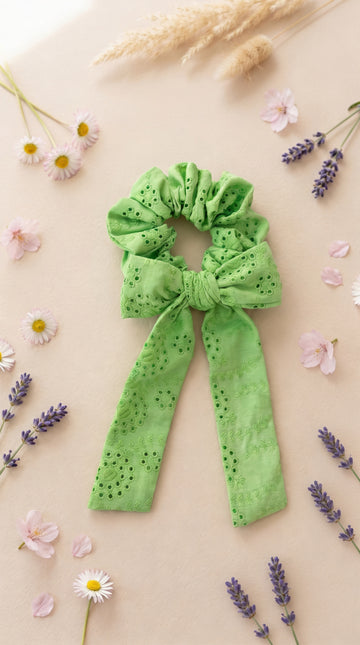 Fisto İşlemeli Fiyonklu Kuyruklu Yeşil Scrunchie Toka